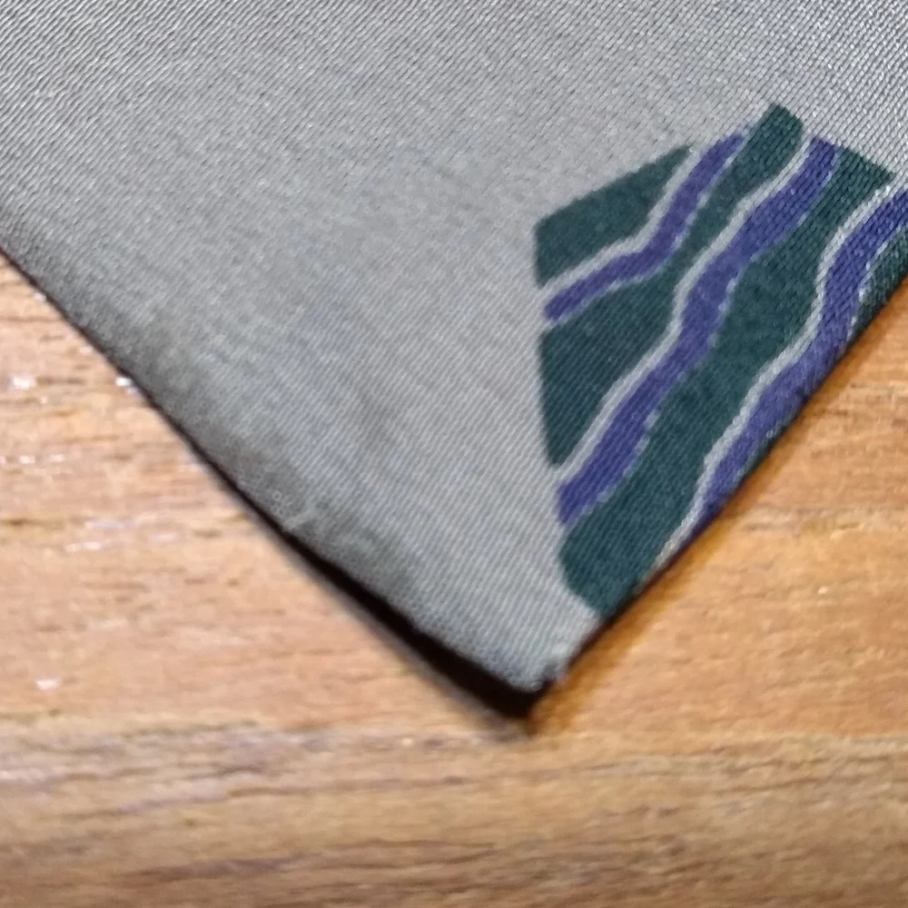 Giorgio Armani Tie, 100% Silk, Grey with Blue Hexagon Pattern, Made in I… - Picture 13 of 14